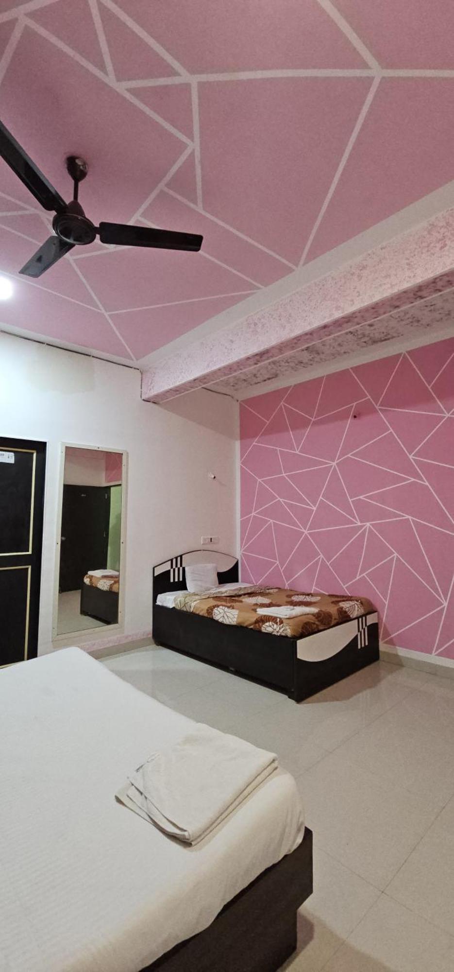 Blue Bell Homestay Lonavala Eksteriør billede